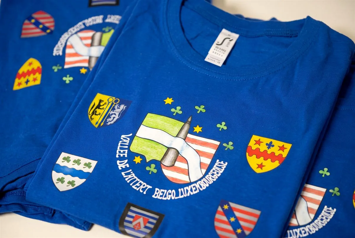 T-shirts personnalisés en impression DTF avec des blasons, réalisés dans notre atelier au Luxembourg